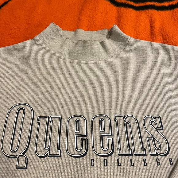 Vintage Distressed Jansport Queens College Turtleneck Sweatshirt Size Large - Picture 3 of 5